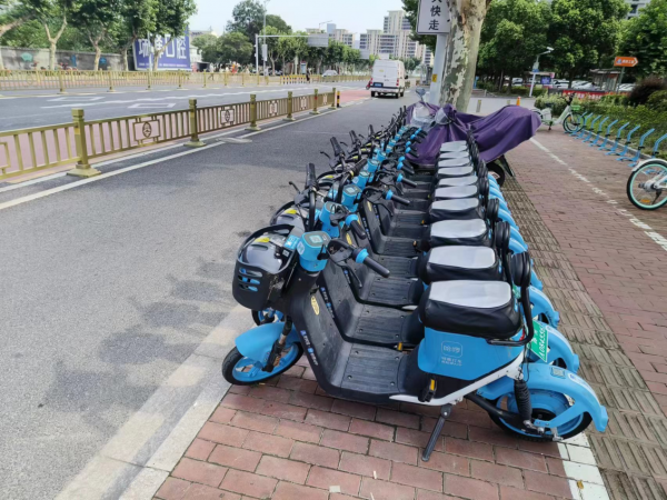 思骑车又怕烫？泰州哈啰助力车车座有了“精炼坐垫”